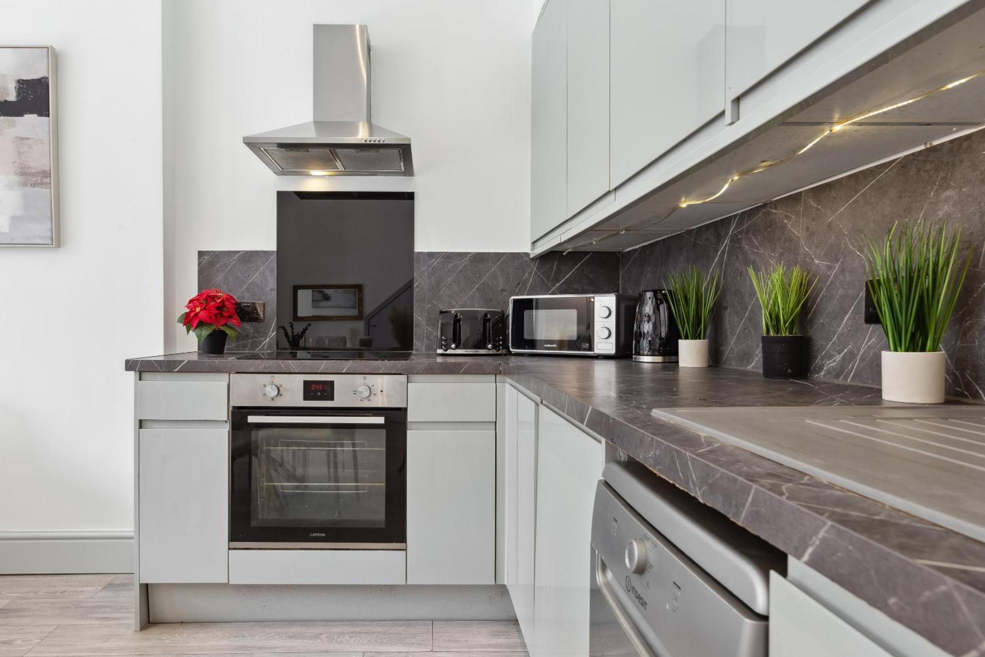 Minimalist Luxe 2br Designer Retreat In Prime Kensington For 6 Next To Station Harrods London